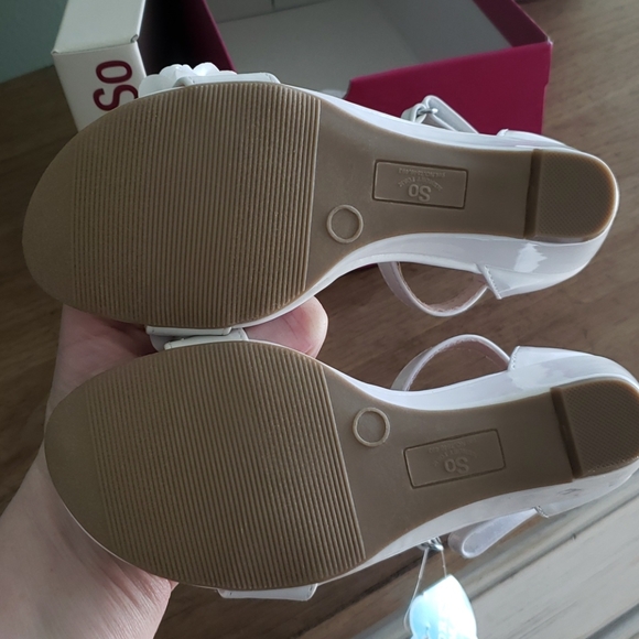 NWT girls white floral wedge sandal. - Picture 3 of 4